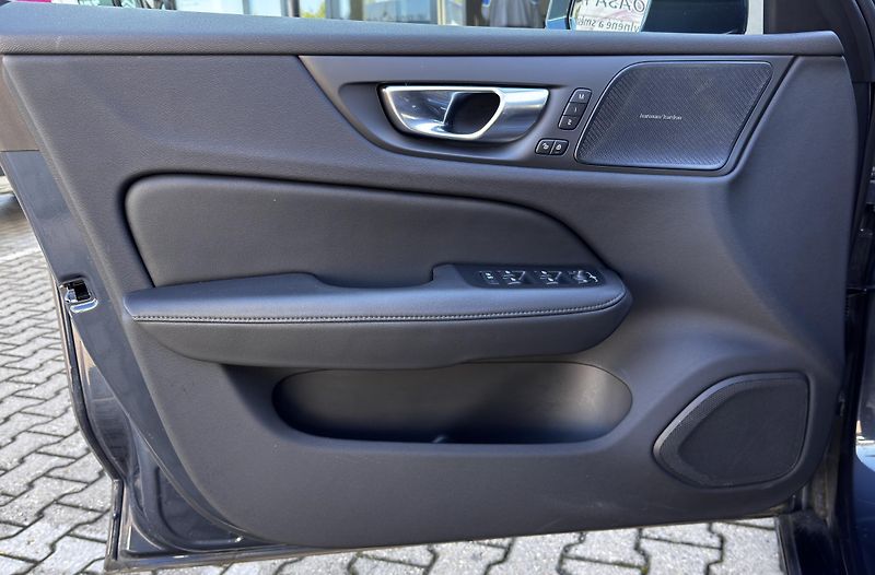 Volvo V60 T8 AWD 360 VYH. ČELNÍ + kola - fotka 11 z 42