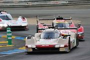 Porsche sledované vozem Ferrari při hlavním závodě.