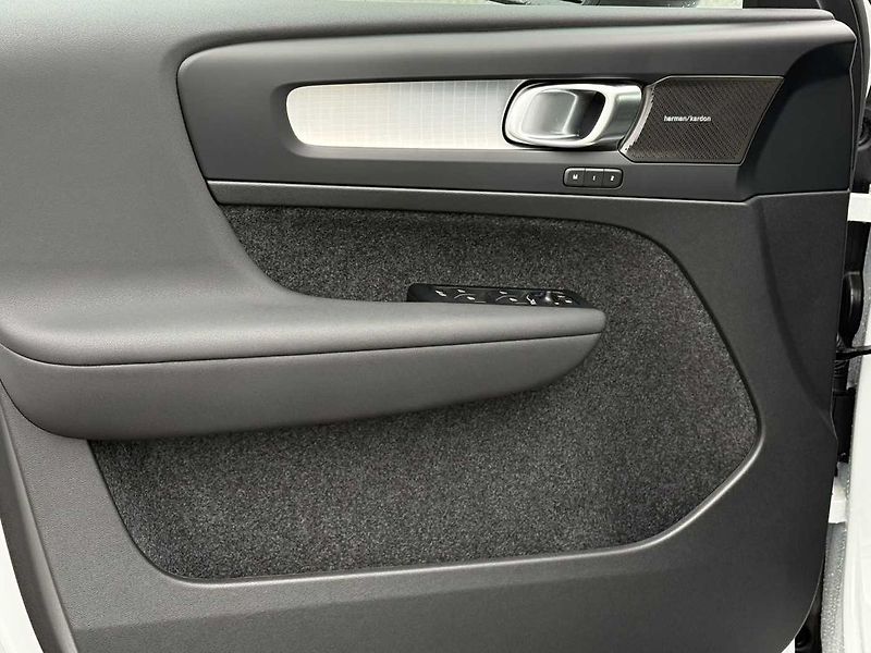 Volvo XC40 (2026) B3 FWD PLUS DARK,HARMAN KARDON - fotka 8 z 19