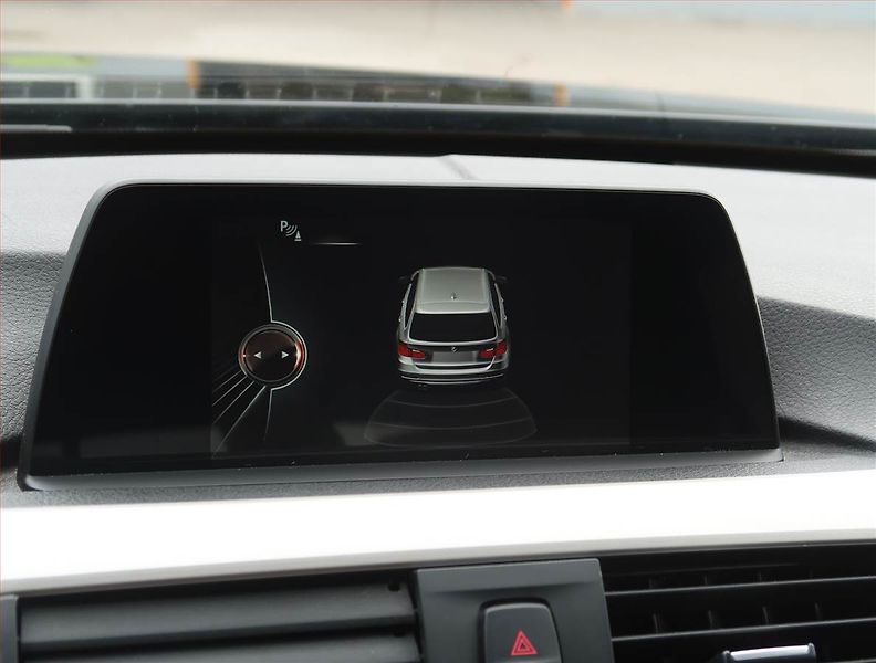 BMW Řada 3 (2017) 318 d, Kůže, Navi, Tempomat - fotka 21 z 23