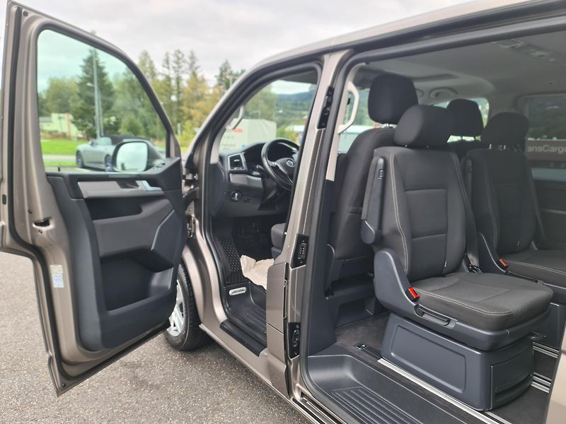 Volkswagen Multivan (2016) T6 2.0 TDi 110-KW NAVI OLOMOUC - fotka 38 z 103