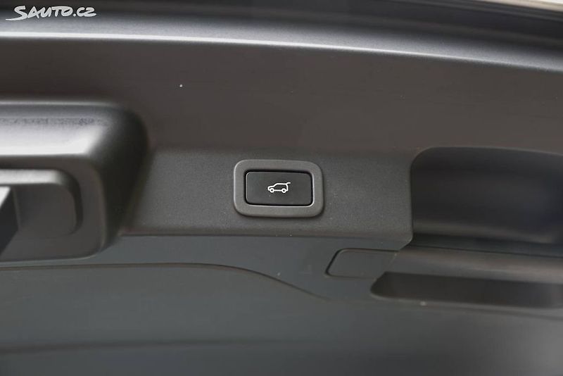 Jaguar F-Pace (2017) 2.0D  DPH - fotka 17 z 21