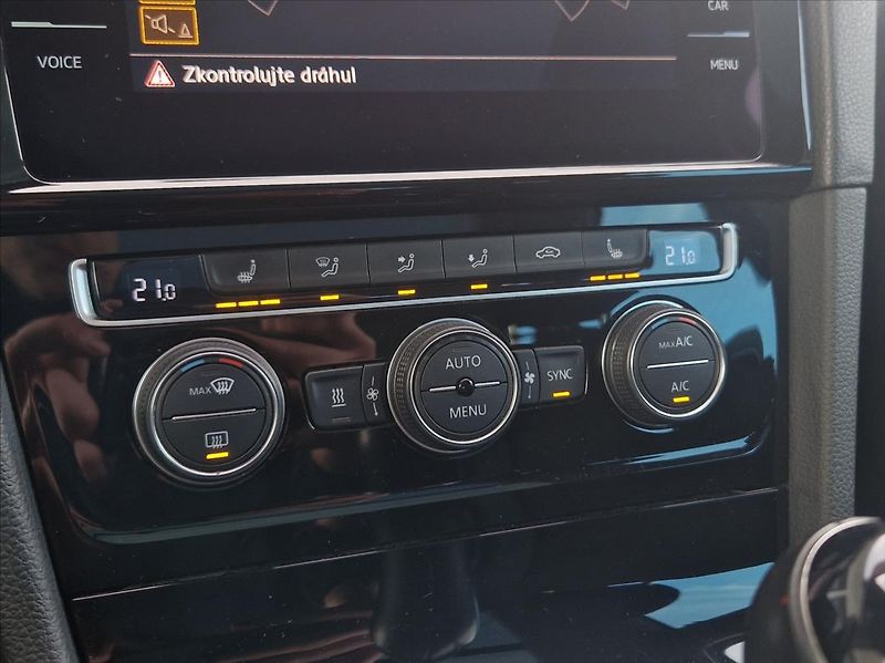 Volkswagen Golf 1,6 TDI LED KOMP.SERV.HISTORIE - fotka 29 z 50