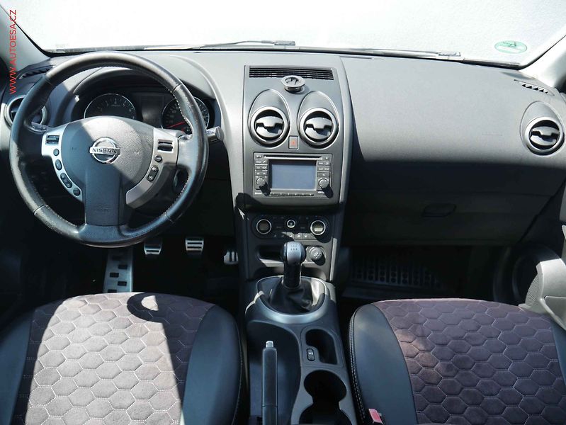Nissan Qashqai (2011) 1.6 16V, ČR, Klima - fotka 8 z 17