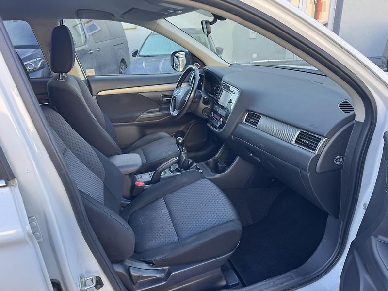 Mitsubishi Outlander 2,2Di-D, ČR, 1.MAJ.,DPH - fotka 8 z 17