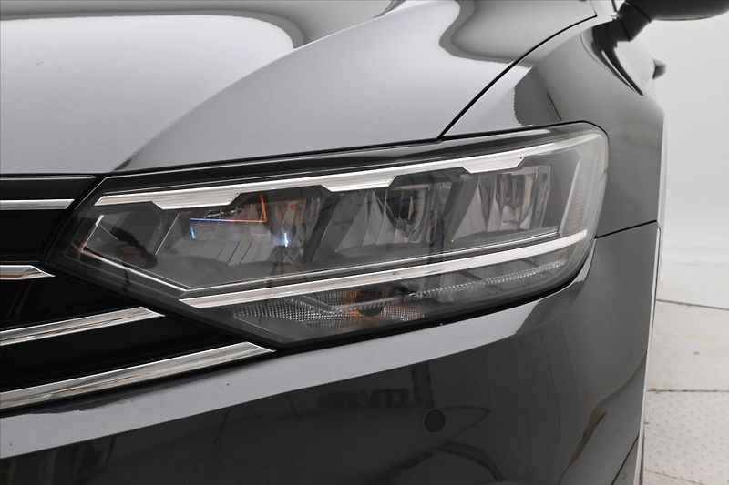 Volkswagen Passat 2,0 TDI 110kW DSG Business Zár - fotka 30 z 32