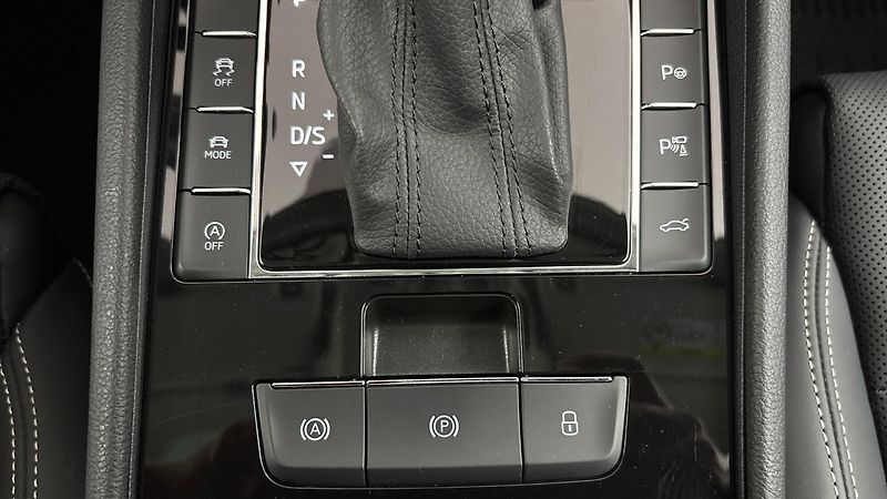 Škoda Superb 2.0 TSI DSG L&K - fotka 27 z 34