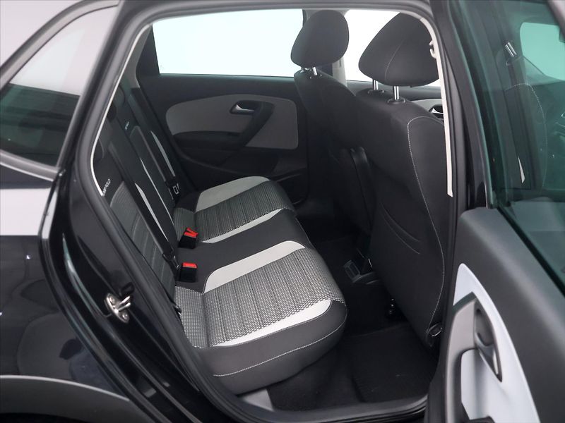 Volkswagen Polo 1,4 i 63kW Cross AutoKlima - fotka 12 z 34