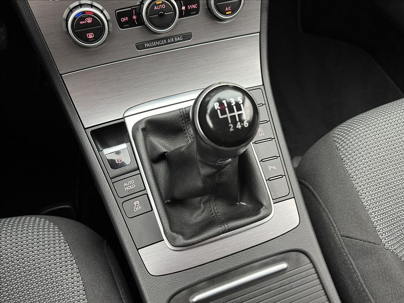Volkswagen Passat 1,4 TSi NAVI SENZORY TAŽNÉ - fotka 20 z 36