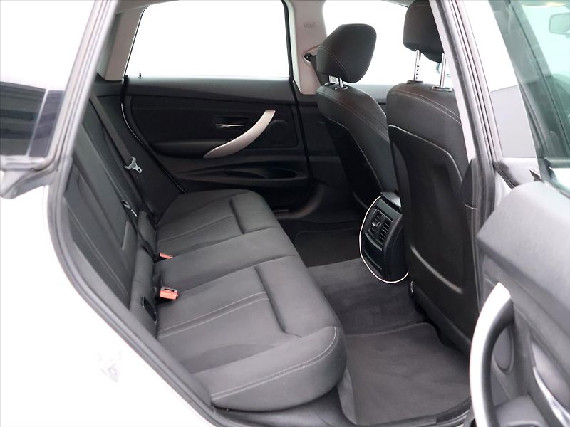 BMW Řada 3 2,0 320d 140kW xDrive CZ Sport - fotka 13 z 37