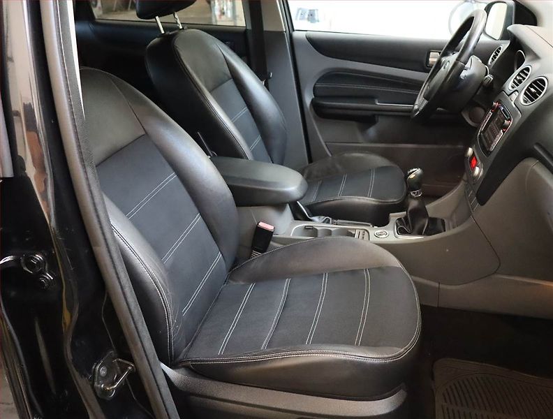 Ford Focus (2010) 1.6 TDCi, po STK, zamluveno - fotka 9 z 22