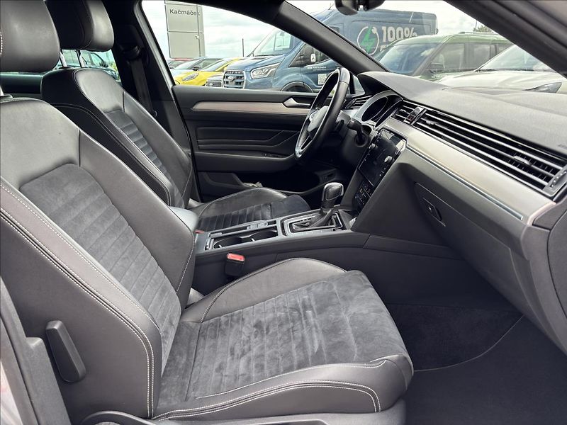 Volkswagen Passat 2,0 TDI R-Line 140kW - fotka 18 z 47