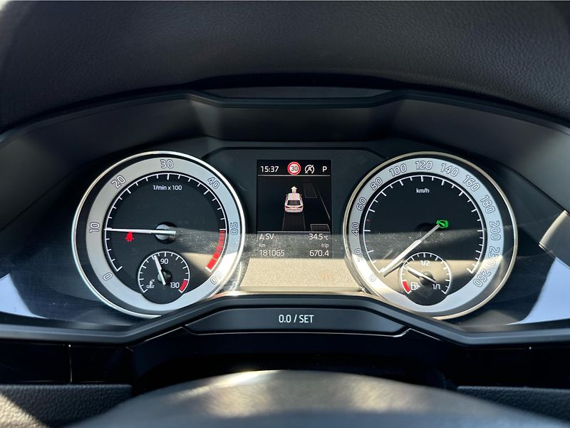 Škoda Superb Combi Grt L&K TD 140/2.0 A7A 4 - fotka 25 z 27