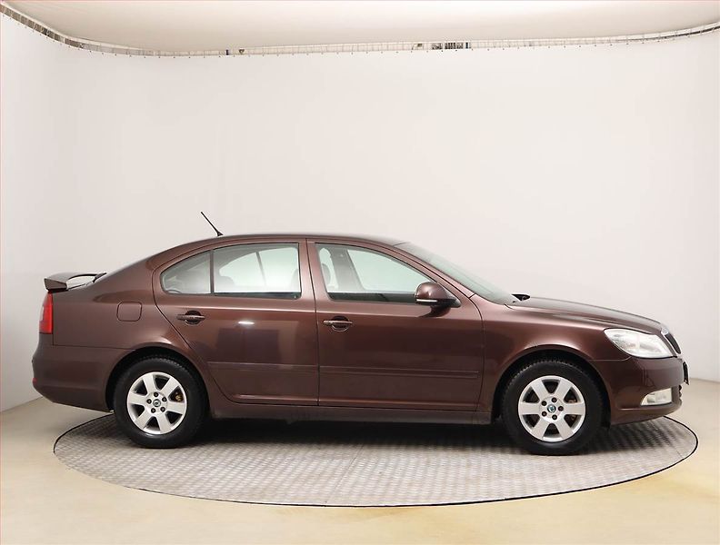Škoda Octavia (2011) Ambiente 1.6 TDI, nová STK - fotka 6 z 18
