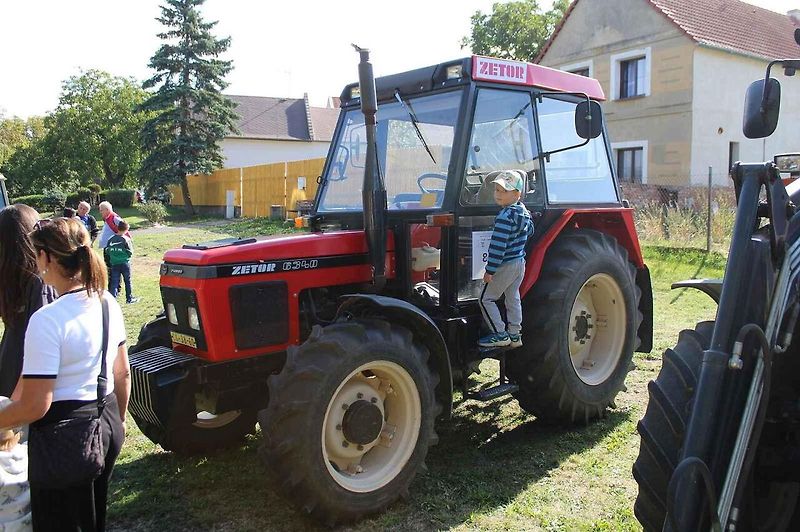 iž podvanácté se sjeli do obce Sušany na Chomutovsku majitelé traktorů k tradičnímu setkání.