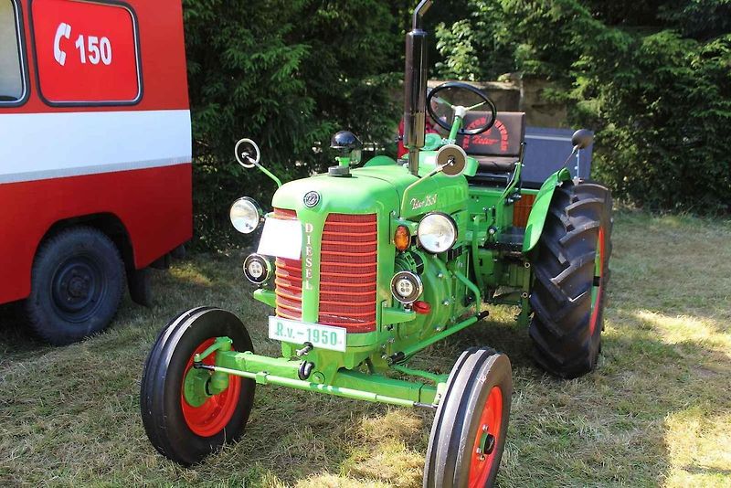 Traktor Zetor 25 A s hranatými blatníky na Srazu trucků v Děpoltovicích na Karlovarsku.