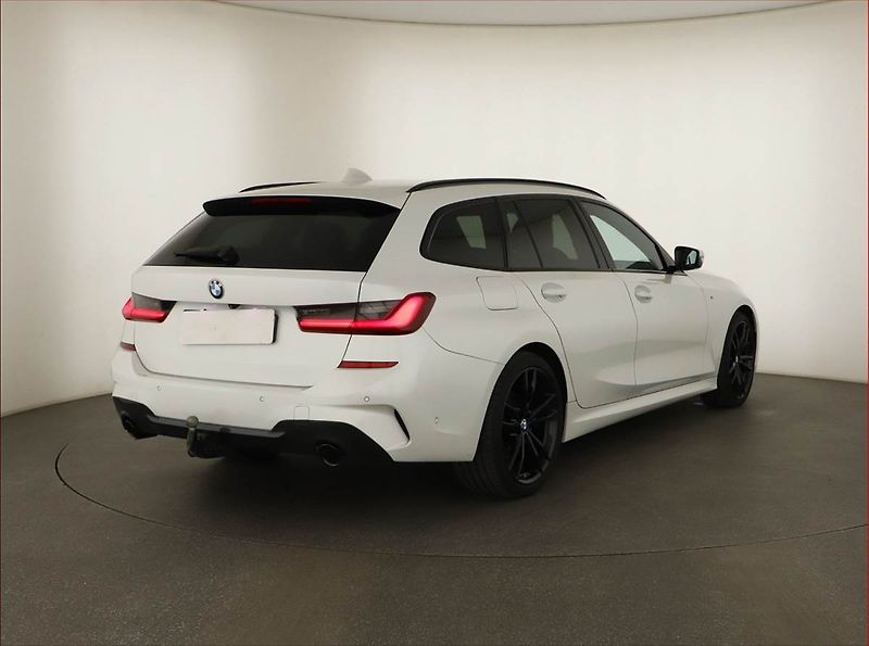 BMW Řada 3 (2021) M Sport 320 d xDrive - fotka 5 z 21