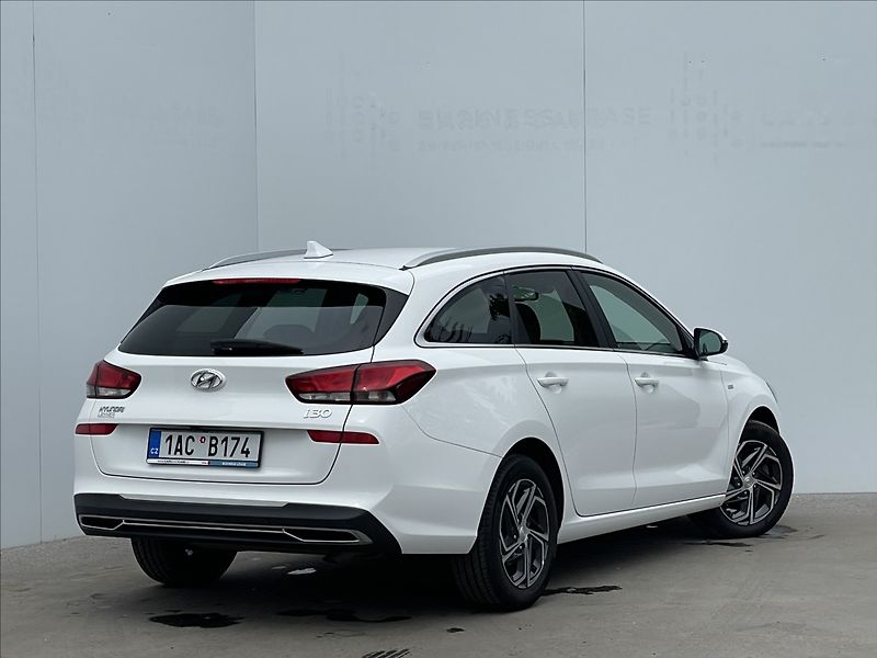 Hyundai i30 1,5 T-GDI AT7 Combi Smart PDC - fotka 3 z 23