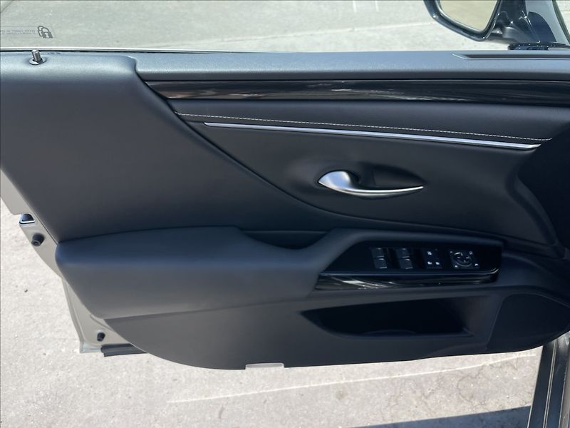 Lexus ES 300h 2,5 Business Edition - fotka 13 z 22