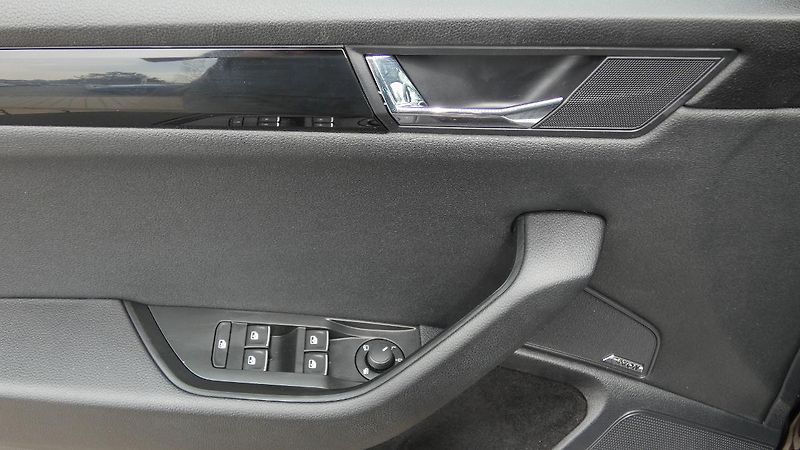 Škoda Superb Combi 2.0 TDI DSG L&K, Panoram - fotka 9 z 29