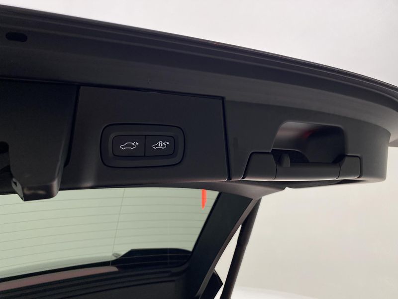Volvo V90 T6 AWD PLUG-IN PLUS DARK TAŽNÉ - fotka 33 z 53