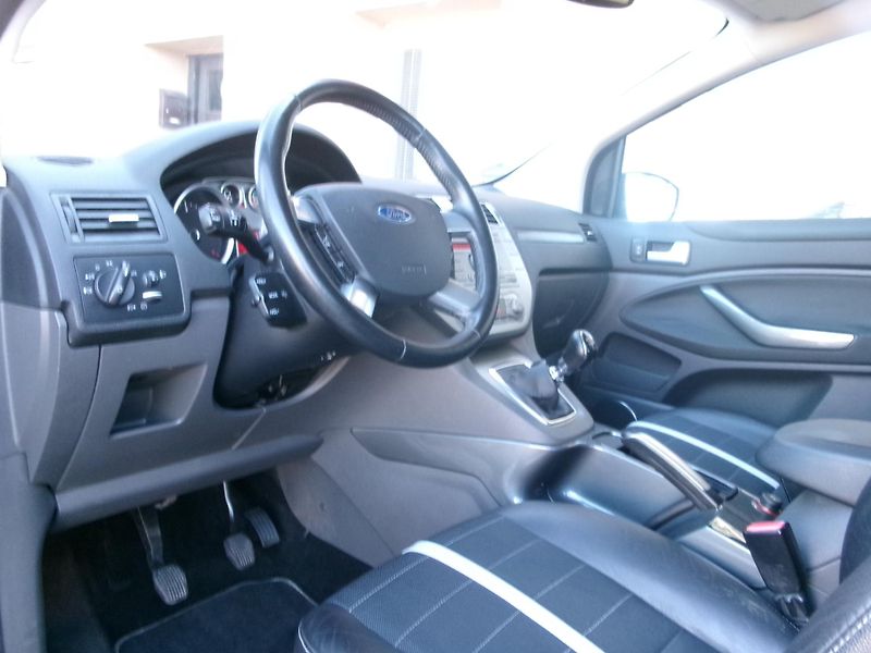 Ford Kuga 2,0TDCI AUTOKLIMA 4x4 TAŽNÉ - fotka 24 z 30