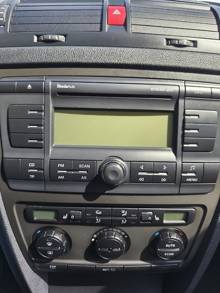 Škoda Octavia 2.0 FSI kombi Elegance LPG - fotka 28 z 29
