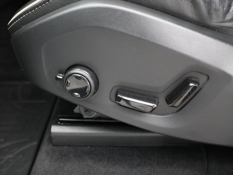 Volvo XC90 2.0 B6 220kW R-Design CZ Aut. - fotka 17 z 36