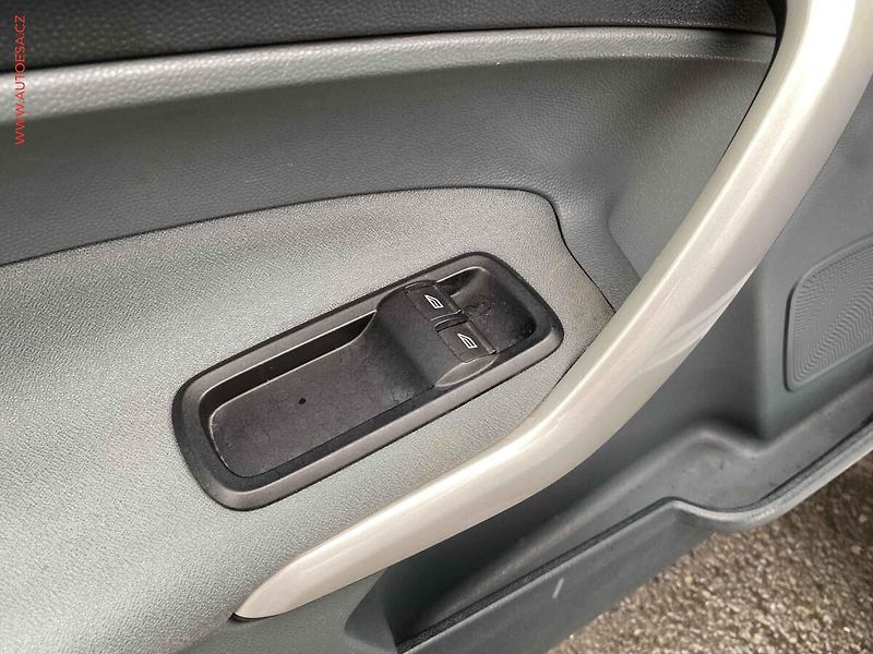 Ford Fiesta (2011) 1.4i, Titanium, park. čidla - fotka 12 z 15