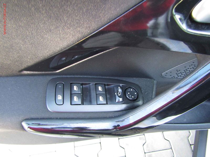 Peugeot 2008 (2019) 1.2 PT, 2.maj,ČR, Navi, park - fotka 12 z 20