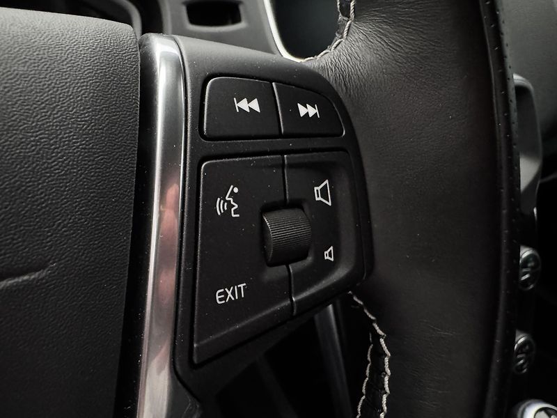 Volvo V40 T3 R-DESIGN AUT REZERVACE - fotka 30 z 47
