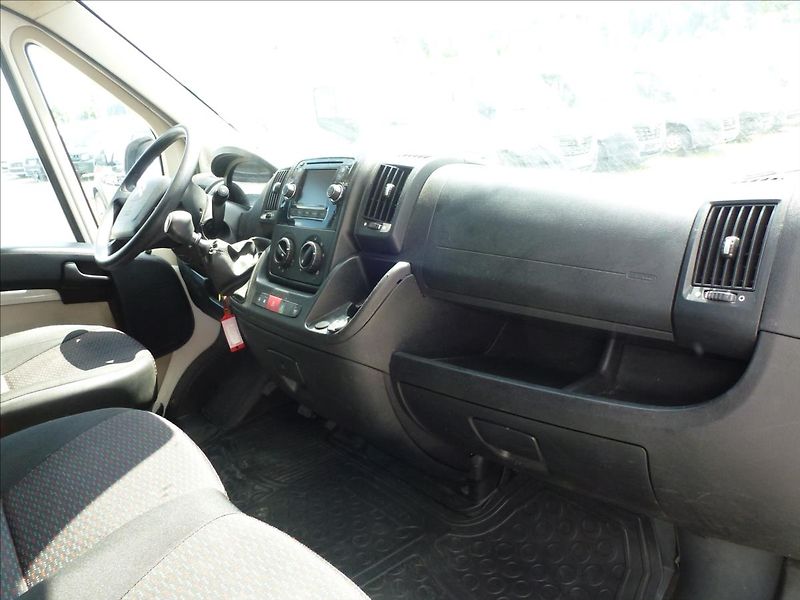 Citroën Jumper 2,0 BlueHDi 130 Plus 33 L3H2 - fotka 29 z 51