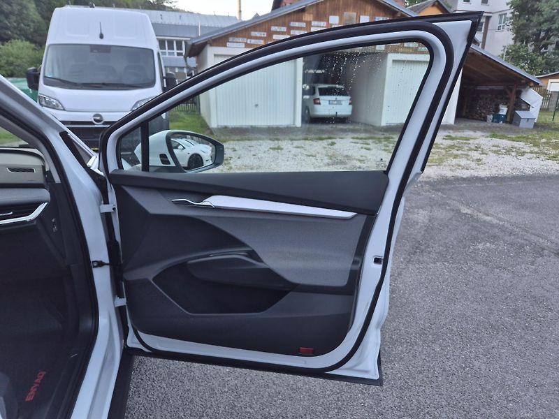 Škoda Enyaq 150kw, iV80 19ALU SOH 97% - fotka 37 z 46
