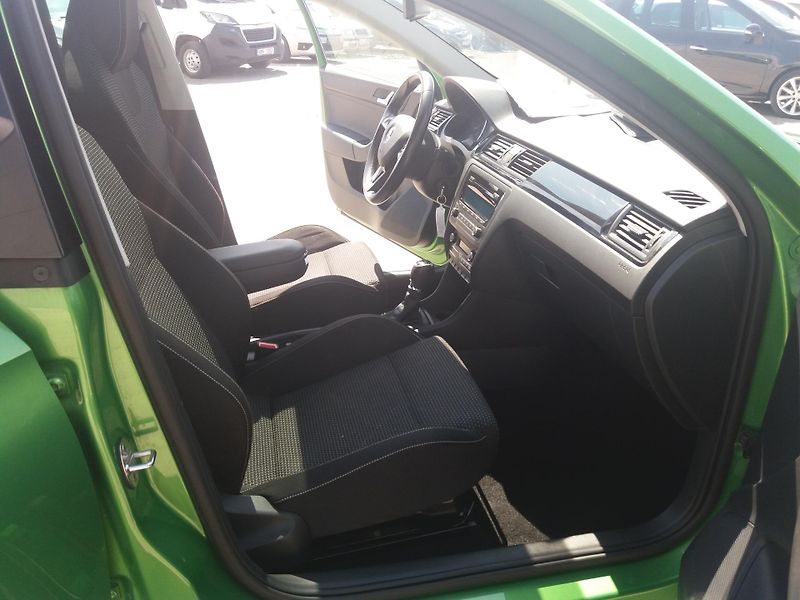 Škoda Rapid 1.4TSi,DSG,XENONY,PANORAMA!! - fotka 20 z 32