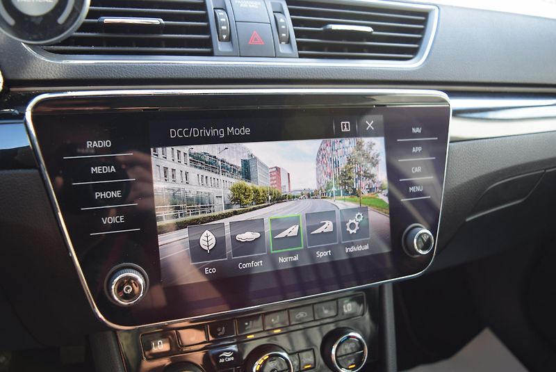 Škoda Superb (2019) 2.0TDI 110kw 4x4 L&K DSG TAŽNÉ - fotka 37 z 50