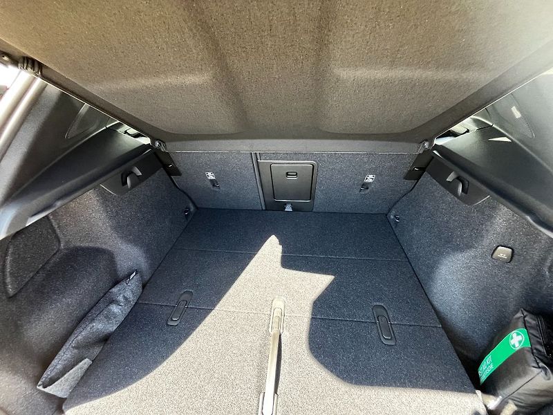 Volvo XC40 Plus Dark B3 120kW - fotka 8 z 24