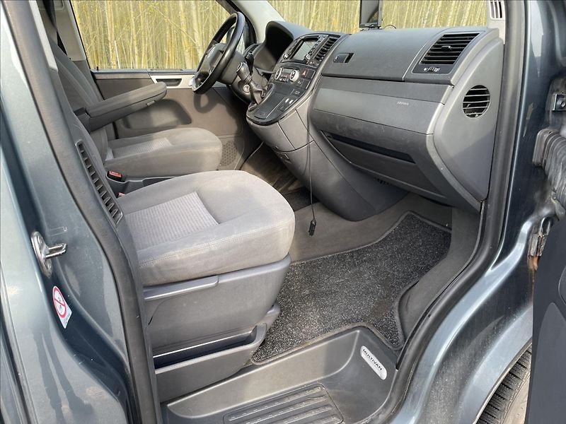 Volkswagen Multivan 2,5 TDI 95kW*tažné*aut. klima* - fotka 19 z 40