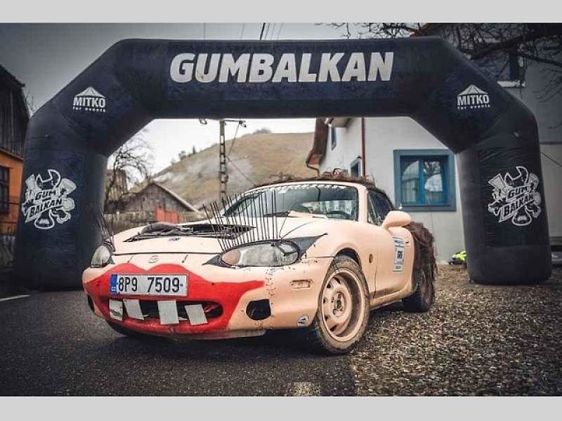 Na Hlavní třídě v Ostravě-Porubě se objevilo další výstřední auto z dílny organizátorů akce Gumbalkan, 16. srpna 2023 v Ostravě.