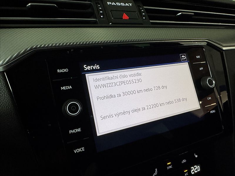 Volkswagen Passat 2,0 TDi  DSG R-Line LED Assist - fotka 32 z 44