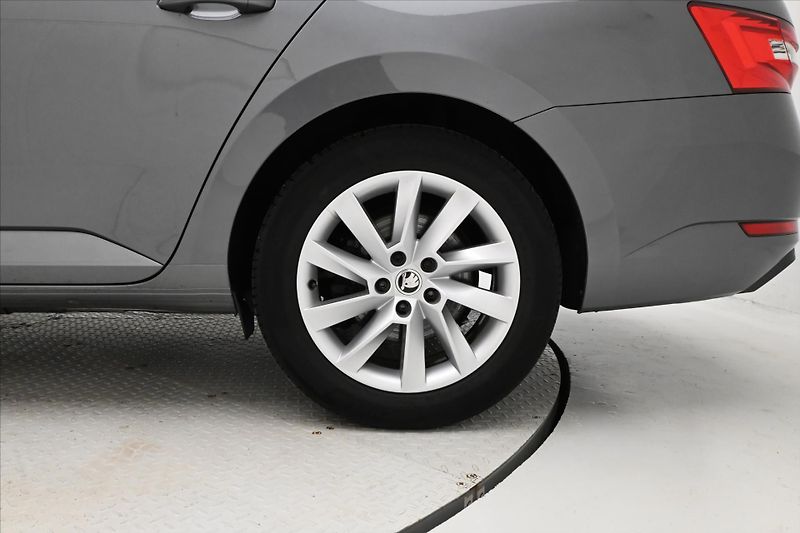 Škoda Superb 2,0 TDI 110 kW DSG Style Záruk - fotka 31 z 31