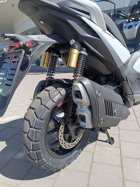 Aprilia (2026) SR GT 400 Dusty Grey - fotka 11 z 18