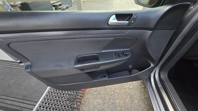 Volkswagen Golf 1.4 TRENDLINE  59KW - fotka 22 z 35