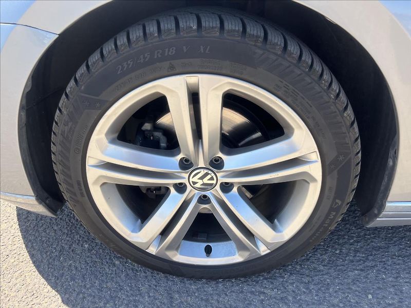Volkswagen Passat 2,0 TDi 110KW DSG LED ELEGANCE - fotka 43 z 50