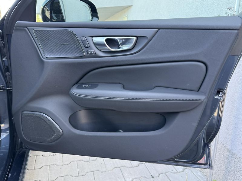 Volvo V60 B4 FWD PLUS DARK // 1. Maj. - fotka 14 z 46