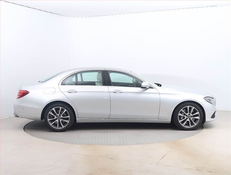 Mercedes-Benz Třídy E (2018) E 350 d 4MATIC - fotka 6 z 17