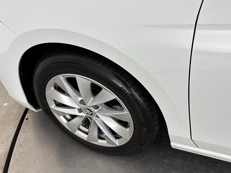 Škoda Superb Selection DSG - fotka 29 z 30