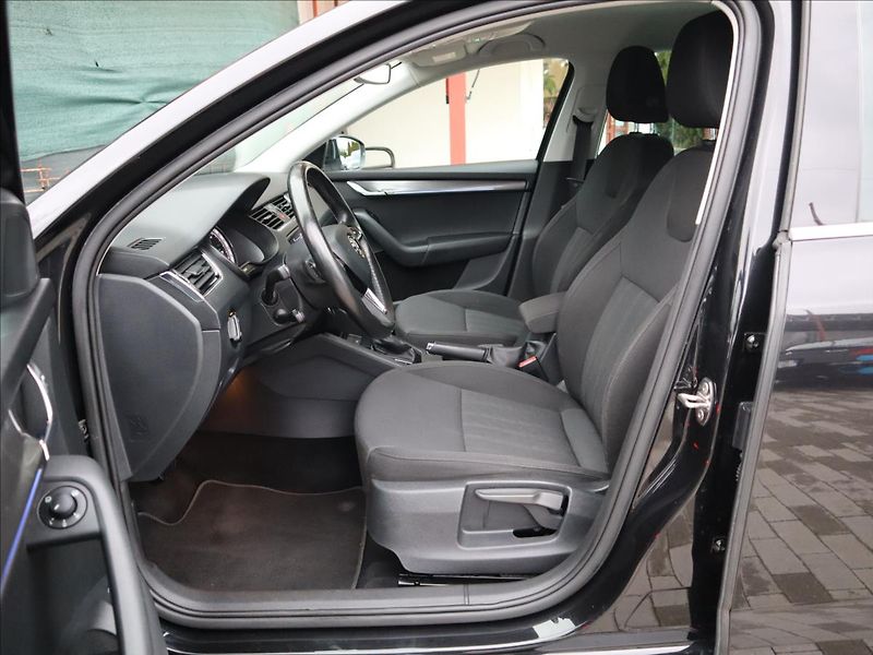Škoda Octavia 2,0 TDi DSG Style ACC LED - fotka 7 z 41