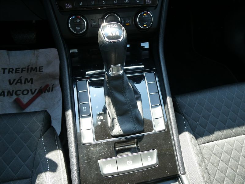 Škoda Superb 2,0 TDi 140kW DSG 4x4,STYLE,ČR - fotka 31 z 49