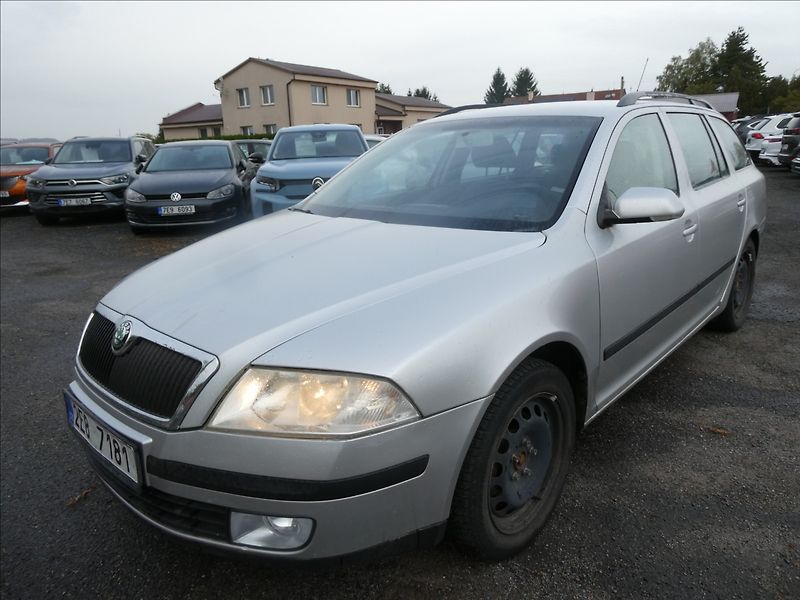 Škoda Octavia 1,6 FSi 85kW závěs, 2x kola - fotka 3 z 25