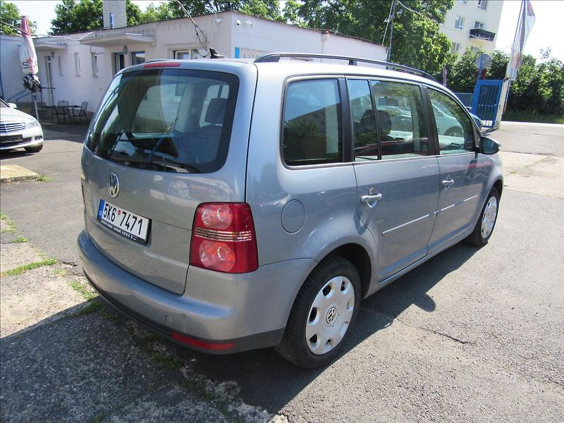 Volkswagen Touran 1,9 TDI 77kW DSG - fotka 6 z 26